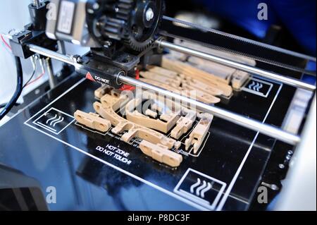 3D-gedruckten Prothesenhand produziert und auf dem Display auf der CES (Consumer Electronics Show) von Robo 3D Stand, Las Vegas, Nevada, USA Stockfoto