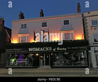 Womacks von Lerwick bei Dämmerung, 16-18 High Street, Bawtry, Doncaster, South Yorkshire, England, UK, DN 10 6 JE Stockfoto