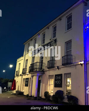 Grand St Leger Hotel 1810 in der Abenddämmerung, Rennbahn Hotel, Bennetthorpe, Doncaster, South Yorkshire, ENGLAND, GROSSBRITANNIEN, DN2 6AX Stockfoto