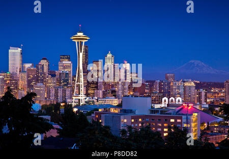 Skyline von Seattle in der Abenddämmerung Stockfoto