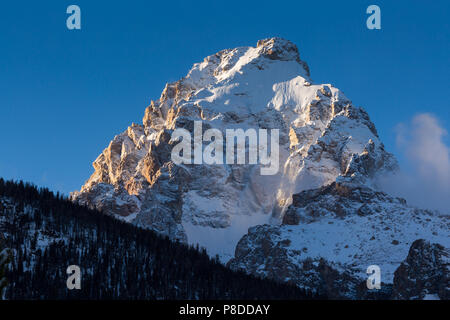 Die Grand Teton steigen über die umliegenden Wälder und Berge hoch nach beschichtet sein in einer frischen Schneedecke. Der Grand Teton National Park, Wyomin Stockfoto