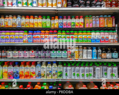 Einen Kühler in einem Supermarkt in New York Säfte bietet, Protein Shakes, Tees, Wasser, und fast jede andere denkbare trinken, am Samstag, dem 7. Juli 2018 gesehen. (© Richard B. Levine) Stockfoto