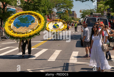 Die Teilnehmer an der 9. jährlichen Blumenkorso (Desfile de las Flores) in der Jackson Höhen Stadtteil Queens in New York am Sonntag, 8. Juli 2018. Die Parade, komplett mit silleteros, blumenverkäufer, die Medaillons von Blumen auf dem Rücken wie die silleteros, die Sie auf dem Rücken tragen die Berge hinunter in Kolumbien rund um die Stadt Medellin am Markt zu verkaufen. Stockfoto