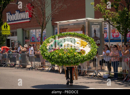 Die Teilnehmer an der 9. jährlichen Blumenkorso (Desfile de las Flores) in der Jackson Höhen Stadtteil Queens in New York am Sonntag, 8. Juli 2018. Die Parade, komplett mit silleteros, blumenverkäufer, die Medaillons von Blumen auf dem Rücken wie die silleteros, die Sie auf dem Rücken tragen die Berge hinunter in Kolumbien rund um die Stadt Medellin am Markt zu verkaufen. Stockfoto