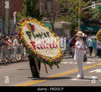 Die Teilnehmer an der 9. jährlichen Blumenkorso (Desfile de las Flores) in der Jackson Höhen Stadtteil Queens in New York am Sonntag, 8. Juli 2018. Die Parade, komplett mit silleteros, blumenverkäufer, die Medaillons von Blumen auf dem Rücken wie die silleteros, die Sie auf dem Rücken tragen die Berge hinunter in Kolumbien rund um die Stadt Medellin am Markt zu verkaufen. Stockfoto