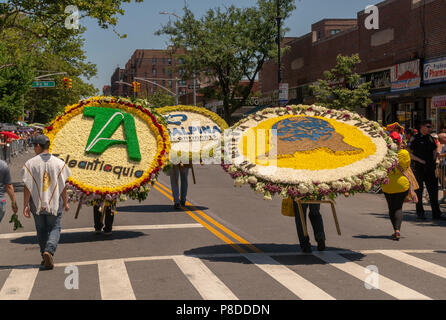 Die Teilnehmer an der 9. jährlichen Blumenkorso (Desfile de las Flores) in der Jackson Höhen Stadtteil Queens in New York am Sonntag, 8. Juli 2018. Die Parade, komplett mit silleteros, blumenverkäufer, die Medaillons von Blumen auf dem Rücken wie die silleteros, die Sie auf dem Rücken tragen die Berge hinunter in Kolumbien rund um die Stadt Medellin am Markt zu verkaufen. Stockfoto