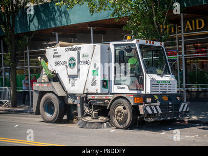 Eine Abt. der Abwasserentsorgung Street Sweeper reinigt bis in Jackson Heights im Stadtteil Queens in New York am Sonntag, 8. Juli 2018. (Â© Richard B. Levine) Stockfoto