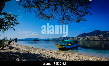 Morgen Blick auf die versteckten Strand in Flores, Indonesien Stockfoto