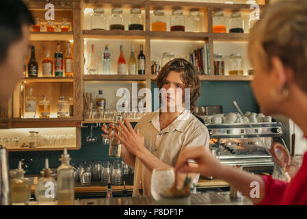 Bartender Drink nehmen Aufträge von Kunden in eine trendige Bar Stockfoto
