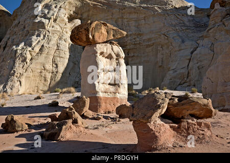 UTAH - Diese fliegenpilze Wo gebildet, wenn harden Felsbrocken, die von den Klippen oben gerollt und geschützt Die weichere Sandstein unterhalb. Stockfoto