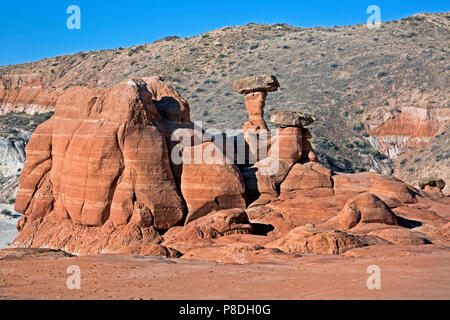 UTAH - Diese fliegenpilze Wo gebildet, wenn harden Felsbrocken, die von den Klippen oben gerollt und geschützt Die weichere Sandstein unterhalb. Stockfoto