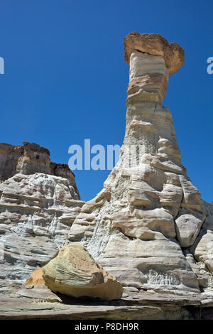 UT 00413-00... UTAH - Die schöne Wahweap Hoodoos, weiß mit roter Kappe Felsen, im Grand Staircase Escalante National Monument. Stockfoto