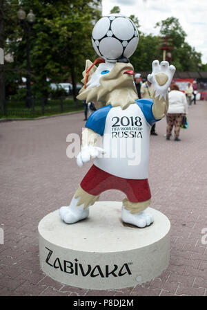 Moskau, Russland - Juni, 24, 2017 Das offizielle Maskottchen der FIFA WM 2018 und der FIFA Confederations Cup 2017 Wolf Zabivaka auf Sokolnicheskaya s Stockfoto