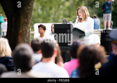 75. jährliche Feier der Gold Star Mutter Sonntag ist in Arlington National Cemetery gehalten. Cindy Krüger, Präsident der American Gold Star Mütter, Inc., gibt Erläuterungen während der 75. jährlichen Feier des Goldenen Stern Mutter Sonntag in Arlington National Cemetery, Sept. 27, 2015 in Arlington, Virginia. Nach Angaben der American Gold Star Mütter, Inc. Website: "Wir sind eine Organisation, die der Mütter, die einen Sohn oder eine Tochter in den Dienst unseres Landes verloren haben." Stockfoto