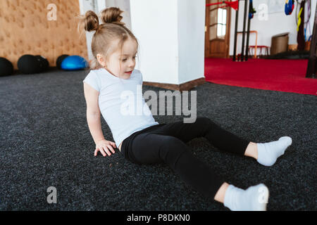 Kleine Mädchen Übungen Stockfoto