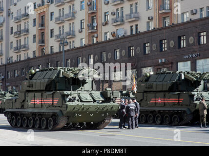 Moskau, Russland - Mai 07, 2017 Cabrio der Minister für Verteidigung ZIL -41041 die Militärparade zum Tag des Sieges Stockfoto