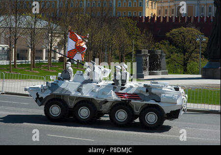 Moskau, Russland - Mai 07, 2017 Gepanzerte Mannschaftswagen BTR-82 Ein während der Generalprobe des militärischen Parade zum Tag des Sieges in Moskau. Stockfoto