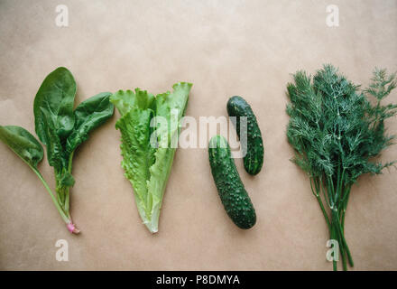 Gurke, Spinat, Salat und Dill beieinander liegen. Mischung der Grüns. Eine Reihe von nützlichen Produkten. Stockfoto