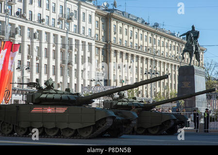 Moskau, Russland - 07. Mai 2017 Den russischen Kampfpanzer T-72 B3 während der Generalprobe des militärischen Parade zum Tag des Sieges auf der Twerskaja-Straße in M Stockfoto