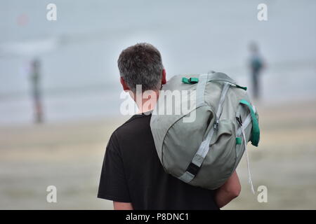 Isoliert man in black t-shirt große Canvas Tasche über der Schulter. Stockfoto