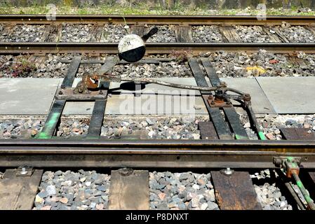 Historische Eisenbahn-Schalter an der Minet Park Fond-de-Gras in der Nähe von Niedercorn (Luxemburg), 06. Mai 2018. | Verwendung weltweit Stockfoto