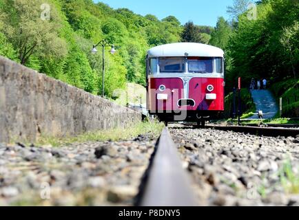 Ein historischer Schienenbus an Minet Park Fond-de-Gras in der Nähe von Niedercorn (Luxemburg), 06. Mai 2018. | Verwendung weltweit Stockfoto