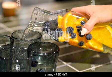 Aromatisiert Trinkwasser mit Beeren und orange auf einem Tisch in Hannover (Deutschland), 20. April 2018. | Verwendung weltweit Stockfoto