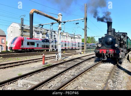 Ein regionalzug von CFL und eine historische Dampflokomotive der Minet Park Fond-de-Gras in der Nähe von Petange (Luxemburg), 06. Mai 2018. | Verwendung weltweit Stockfoto