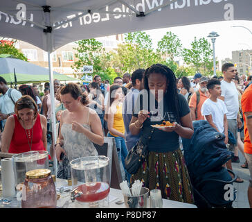 Feinschmecker in Scharen zu den Eröffnungsabend der Bronx Nachtmarkt in Fordham Plaza in der Bronx in New York am Samstag, 30. Juni 2018. Die erste foodie Markt in der Bronx mit Anbietern aus der Gemeinde werden Gerichte mit der Polyglotte von ethnicities tha bis die Gemeinde machen. Der Markt findet am letzten Samstag im Monat bis Oktober. (Â© Richard B. Levine) Stockfoto