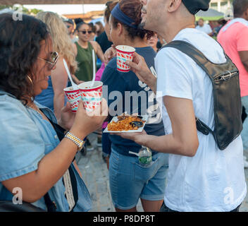 Feinschmecker in Scharen zu den Eröffnungsabend der Bronx Nachtmarkt in Fordham Plaza in der Bronx in New York am Samstag, 30. Juni 2018. Die erste foodie Markt in der Bronx mit Anbietern aus der Gemeinde werden Gerichte mit der Polyglotte von ethnicities tha bis die Gemeinde machen. Der Markt findet am letzten Samstag im Monat bis Oktober. (Â© Richard B. Levine) Stockfoto