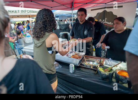 Feinschmecker in Scharen zu den Eröffnungsabend der Bronx Nachtmarkt in Fordham Plaza in der Bronx in New York am Samstag, 30. Juni 2018. Die erste foodie Markt in der Bronx mit Anbietern aus der Gemeinde werden Gerichte mit der Polyglotte von ethnicities tha bis die Gemeinde machen. Der Markt findet am letzten Samstag im Monat bis Oktober. (Â© Richard B. Levine) Stockfoto