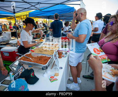 Feinschmecker in Scharen zu den Eröffnungsabend der Bronx Nachtmarkt in Fordham Plaza in der Bronx in New York am Samstag, 30. Juni 2018. Die erste foodie Markt in der Bronx mit Anbietern aus der Gemeinde werden Gerichte mit der Polyglotte von ethnicities tha bis die Gemeinde machen. Der Markt findet am letzten Samstag im Monat bis Oktober. (© Richard B. Levine) Stockfoto