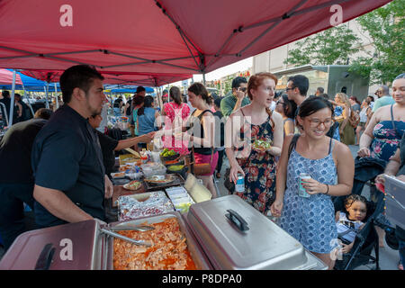 Feinschmecker in Scharen zu den Eröffnungsabend der Bronx Nachtmarkt in Fordham Plaza in der Bronx in New York am Samstag, 30. Juni 2018. Die erste foodie Markt in der Bronx mit Anbietern aus der Gemeinde werden Gerichte mit der Polyglotte von ethnicities tha bis die Gemeinde machen. Der Markt findet am letzten Samstag im Monat bis Oktober. (© Richard B. Levine) Stockfoto