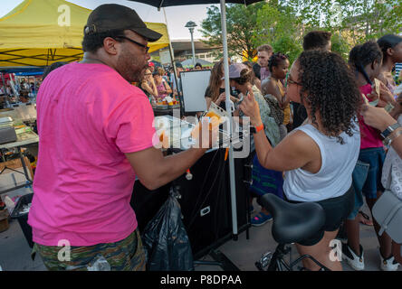 Feinschmecker in Scharen zu den Eröffnungsabend der Bronx Nachtmarkt in Fordham Plaza in der Bronx in New York am Samstag, 30. Juni 2018. Die erste foodie Markt in der Bronx mit Anbietern aus der Gemeinde werden Gerichte mit der Polyglotte von ethnicities tha bis die Gemeinde machen. Der Markt findet am letzten Samstag im Monat bis Oktober. (© Richard B. Levine) Stockfoto