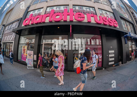 Menschen gehen durch das neu eröffnete Charlotte Russe stoe in Herald Square in New York n Montag, 2. Juli 2018. Die Kette, die Appelle an eine jüngere, wurde vor kurzem als Risiko aufgrund der Abwanderung aus Backstein und Mörtel Mall-basierten Speicher aufgeführt. (Â© Richard B. Levine) Stockfoto