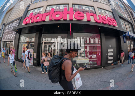 Menschen gehen durch das neu eröffnete Charlotte Russe stoe in Herald Square in New York n Montag, 2. Juli 2018. Die Kette, die Appelle an eine jüngere, wurde vor kurzem als Risiko aufgrund der Abwanderung aus Backstein und Mörtel Mall-basierten Speicher aufgeführt. (© Richard B. Levine) Stockfoto