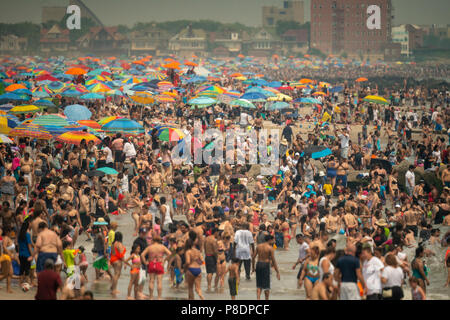 Tausende von strandgängern versuchen, die drückende Hitze und die Flucht nach Coney Island in Brooklyn in New York zu schlagen und den Strand am Sonntag, 1. Juli 2018. Sonntag war der heißeste Tag von 2018, die an die 90er Jahre überall in der Gegend, aber die Temperaturen sind in den 90er Jahren die ganze Woche als eine Hitzewelle legt sich über die Stadt zu bleiben. (Â© Richard B. Levine) Stockfoto