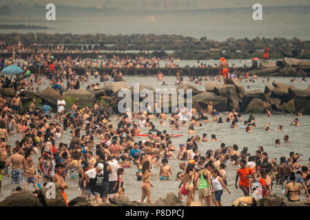 Tausende von strandgängern versuchen, die drückende Hitze und die Flucht nach Coney Island in Brooklyn in New York zu schlagen und den Strand am Sonntag, 1. Juli 2018. Sonntag war der heißeste Tag von 2018, die an die 90er Jahre überall in der Gegend, aber die Temperaturen sind in den 90er Jahren die ganze Woche als eine Hitzewelle legt sich über die Stadt zu bleiben. (Â© Richard B. Levine) Stockfoto