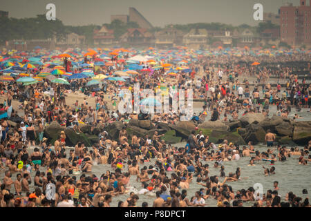 Tausende von strandgängern versuchen, die drückende Hitze und die Flucht nach Coney Island in Brooklyn in New York zu schlagen und den Strand am Sonntag, 1. Juli 2018. Sonntag war der heißeste Tag von 2018, die an die 90er Jahre überall in der Gegend, aber die Temperaturen sind in den 90er Jahren die ganze Woche als eine Hitzewelle legt sich über die Stadt zu bleiben. (Â© Richard B. Levine) Stockfoto