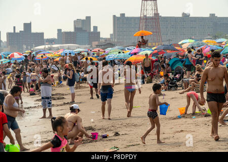 Tausende von strandgängern versuchen, die drückende Hitze und die Flucht nach Coney Island in Brooklyn in New York zu schlagen und den Strand am Sonntag, 1. Juli 2018. Sonntag war der heißeste Tag von 2018, die an die 90er Jahre überall in der Gegend, aber die Temperaturen sind in den 90er Jahren die ganze Woche als eine Hitzewelle legt sich über die Stadt zu bleiben. (Â© Richard B. Levine) Stockfoto