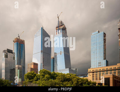 10 Hudson Yards, Mitte links, 30 Hudson Yards, Mitte rechts, und andere Entwicklung rund um die Hudson Yards in New York am Donnerstag, 28. Juni 2018. (© Richard B. Levine) Stockfoto