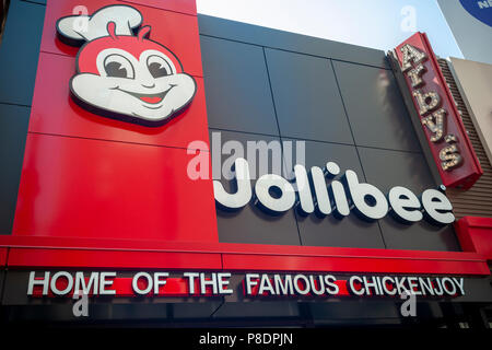 Beschilderungen für die Bald-zu-geöffnet werden jollibee Fastfood Restaurant in Midtown Manhattan in New York am Montag, 2. Juli 2018. Die restaurant Kette, die die philippinische McDonald's wegen seiner Allgegenwärtigkeit und Popularität im Land betitelt worden ist, holt seine erste Position nach Manhattan in der Times Square Gegend finden. (Â© Richard B. Levine) Stockfoto