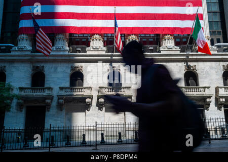 Eine riesige amerikanische Flagge für Tag der Unabhängigkeit schmücken die Fassade des New York Stock Exchange am Dienstag, 3. Juli 2018. Die Börse hat einen kurzen Handelstag, schließen um 1:00 pm heute, vor dem 4. Juli Urlaub. (© Richard B. Levine) Stockfoto