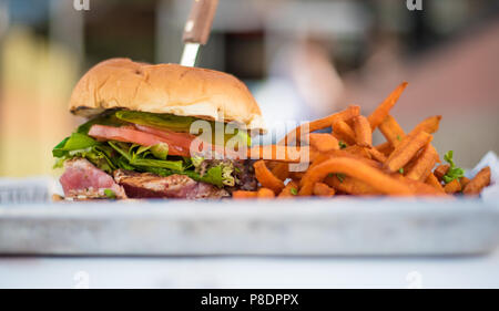 Köstliche ahi Thunfisch Steak Sandwich und süße Kartoffeln Pommes frites Stockfoto