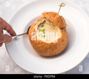 Lecker cremige Suppe in einem sauerteigbrot Schüssel Stockfoto