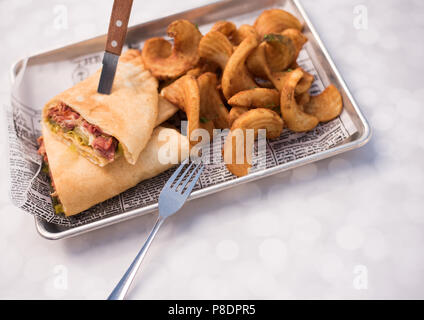 Pastrami Sandwich und Pommes Frites Stockfoto