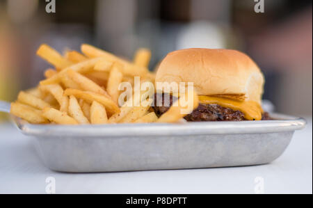 Hamburger Schieberegler und Pommes Frites Stockfoto