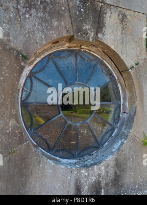 Mellerstain House, Scottish Borders Home des Grafen von Haddington. Eine alte Fenster in den Garten. Stockfoto