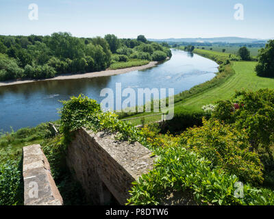 Coldstream, Scottish Border Town - Henderson Park, ein Memorial Garden. Fluss Tweed Nonnen zu Fuß Ansicht aus einer Outlook Tower Pavillon. Stockfoto