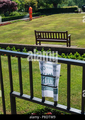 Coldstream, Scottish Border Town - Henderson Park, ein Memorial Garden. Gegen Hundekot Hinweis, feine Warnung. Stockfoto